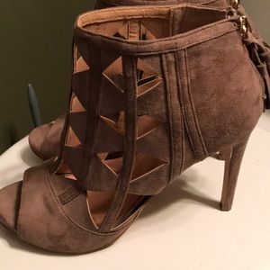 Gorgeous shade peep toe heels!